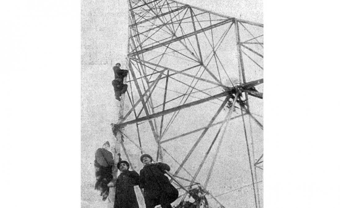 Pieņemšanas komisija pie jaunā radiosakaru masta.