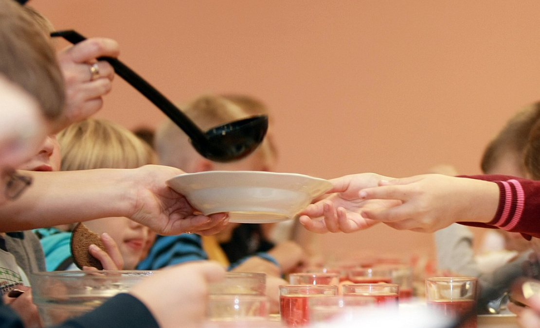 Datorsistēma ir bezkaislīga – kādu birokrātisku darbību dēļ bērns, kam pienācās atvieglojumi, pēkšņi var izkrist no šī reģistra. Tomēr četrgadnieks nevar saprast, kāpēc citi bērni bērnudārzā var ēst, bet viņam pēkšņi ēst vairs nedod...