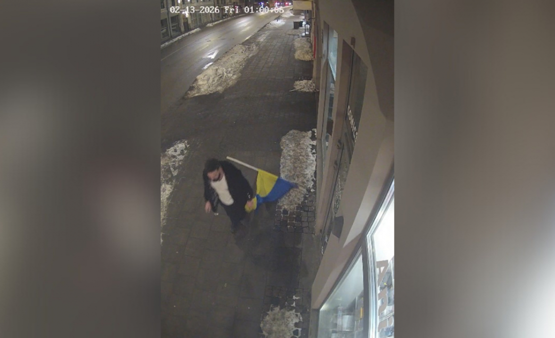 Meklētais vīrietis, kurš sabojāja Ukrainas karogu.