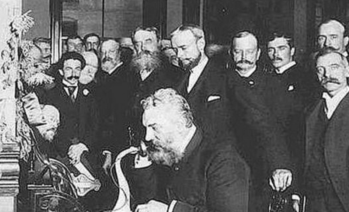 A. G. Bells pie telefona 1892. gadā.