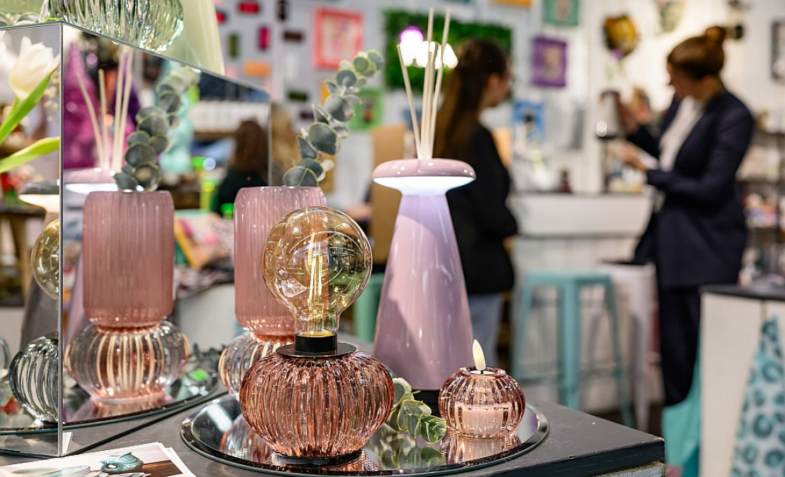 Caurspīdīgums, ēteriskas krāsas apgaismes ķermeņos. Caurspīdīgums, ēteriskas krāsas apgaismes ķermeņos.