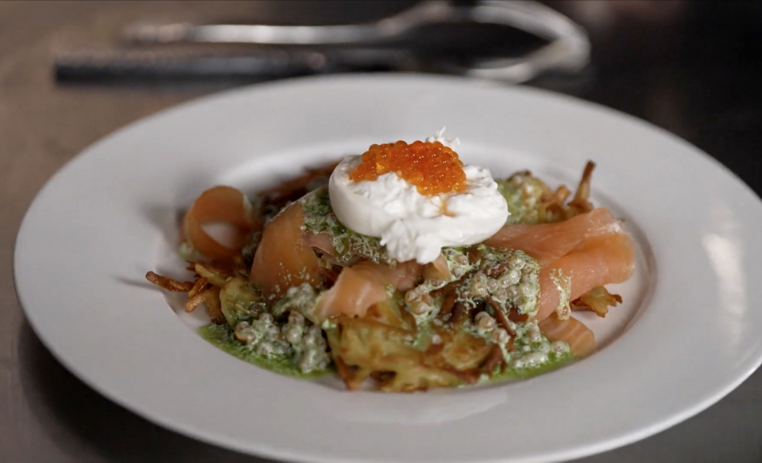 Mārtiņa Sirmā kartupeļu pankūkas ar lasi un kaviāru. Mārtiņa Sirmā kartupeļu pankūkas ar lasi un kaviāru.