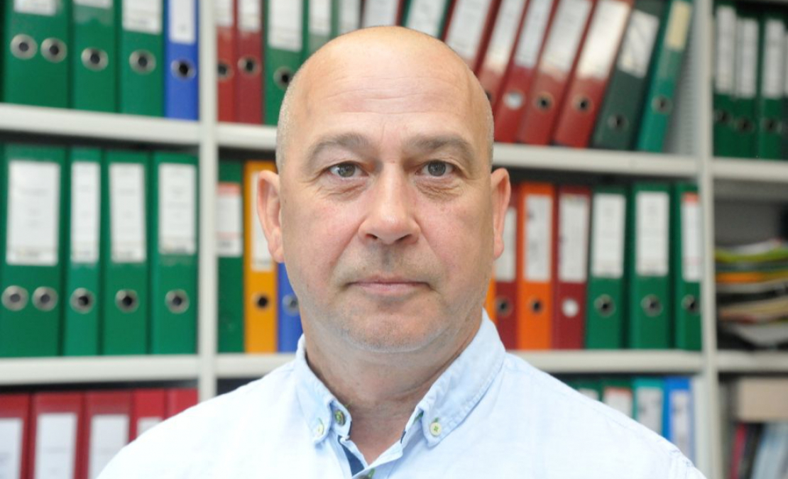 "Daļa sēs, daļa nesēs. Pērnais rudens bija ļoti smags – slapjš, un fiziski nevarēja uzbraukt uz lauka, lai iesētu ziemājus. Līdz ar to palika lielāks īpatsvars vasarājiem, dažām saimniecībām līdz pat 40% pieauga platības, kas jāapsēj šopavasar," saka biedrības "Zemnieku saeima" valdes priekšsēdētājs Juris Lazdiņš, vērtējot situāciju lauksaimniecībā, kad degvielas cena jau pieaugusi par 40%, bet minerālmēsliem – līdz pat 50%. "Daļa sēs, daļa nesēs. Pērnais rudens bija ļoti smags – slapjš, un fiziski nevarēja uzbraukt uz lauka, lai iesētu ziemājus. Līdz ar to palika lielāks īpatsvars vasarājiem, dažām saimniecībām līdz pat 40% pieauga platības, kas jāapsēj šopavasar," saka biedrības "Zemnieku saeima" valdes priekšsēdētājs Juris Lazdiņš, vērtējot situāciju lauksaimniecībā, kad degvielas cena jau pieaugusi par 40%, bet minerālmēsliem – līdz pat 50%.