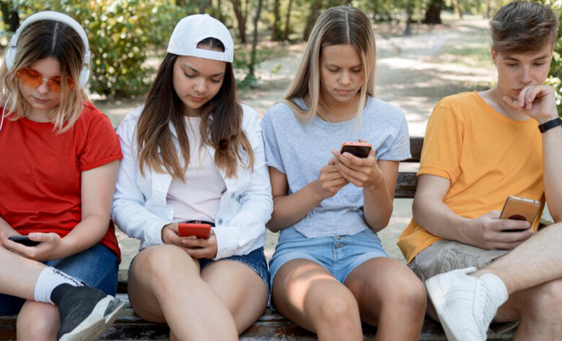 Bērni skatās telefonā. Ilustratīvs attēls. Bērni skatās telefonā. Ilustratīvs attēls.