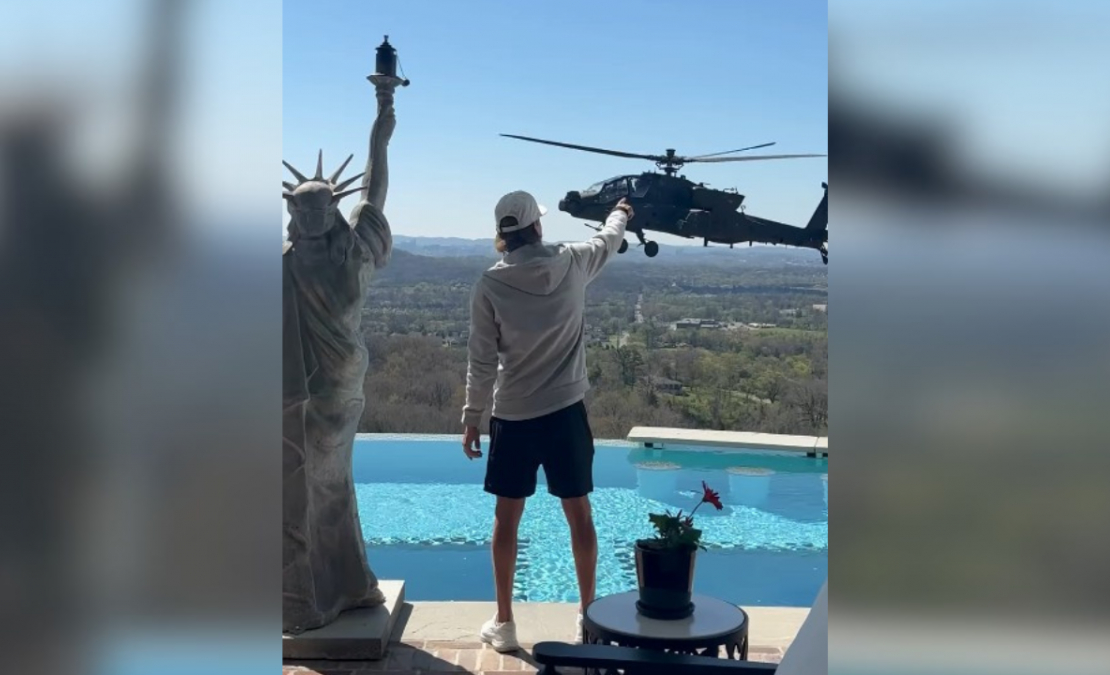 Mūziķis Kid Rock salutē ASV militārajam helikopteram. Mūziķis Kid Rock salutē ASV militārajam helikopteram.
