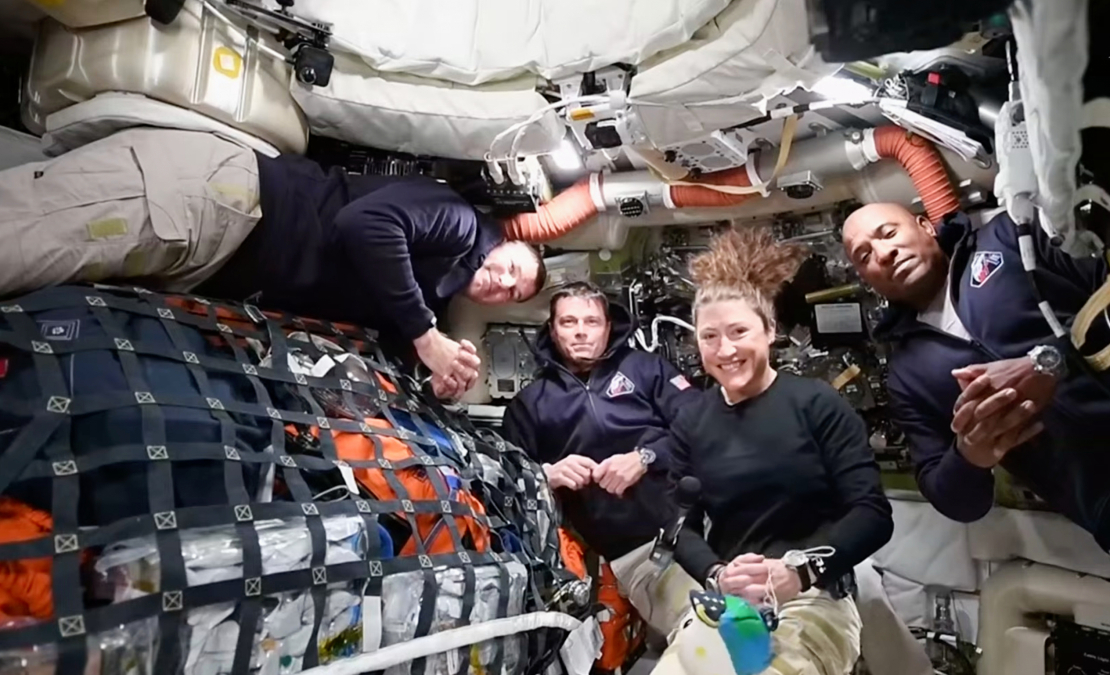Šajā attēlā, kas iegūts no NASA publicēta video, redzama misijas “Artemis II” apkalpe: no kreisās – Kanādas astronauts un misijas speciālists Džeremijs Hansens, komandieris Rīds Vaismens, misijas speciāliste Kristīna Koha un pilots Viktors Glovers, videokonferencē no Mēness orbītas.
