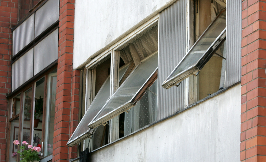 Daudzdzīvokļu mājas logi.