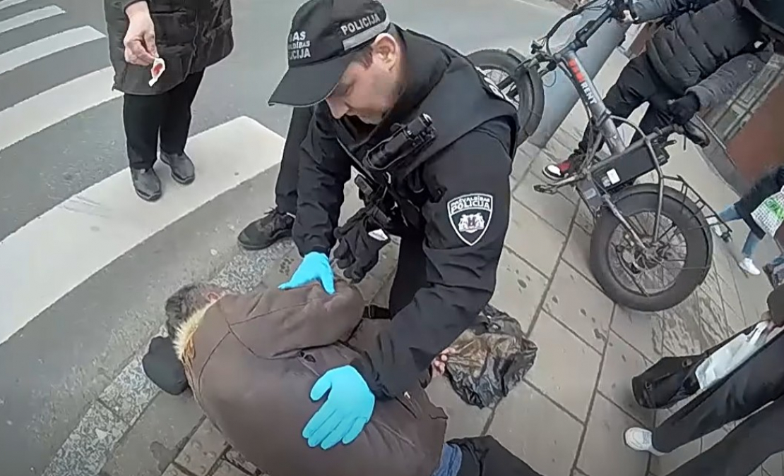 Rīgas pašvaldības policijas darbinieki glābj vīrieša dzīvību.
