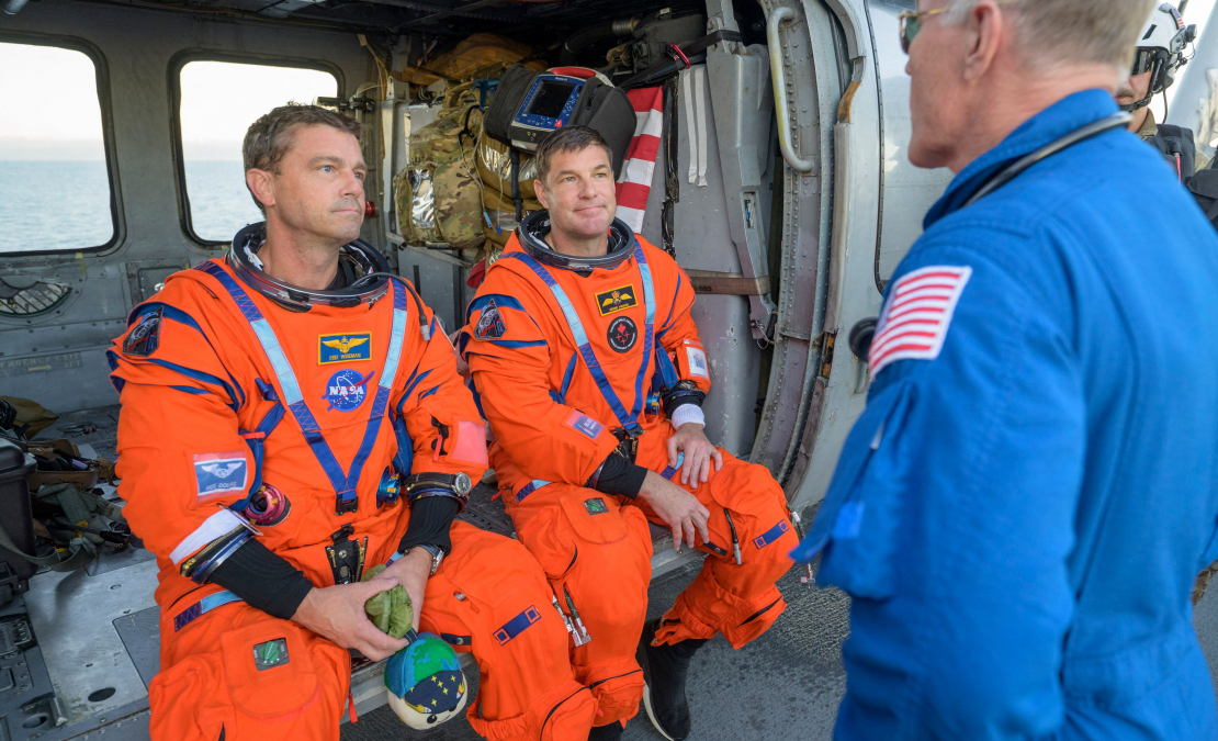 "Artemis II" apkalpe veiksmīgi atgriezusies uz Zemes. "Artemis II" apkalpe veiksmīgi atgriezusies uz Zemes.