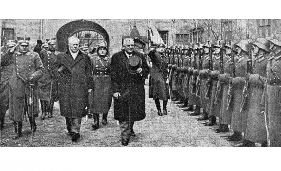 K. Ulmanis pirmo reizi kā valsts galva sveicina Rīgas pils sardzi.