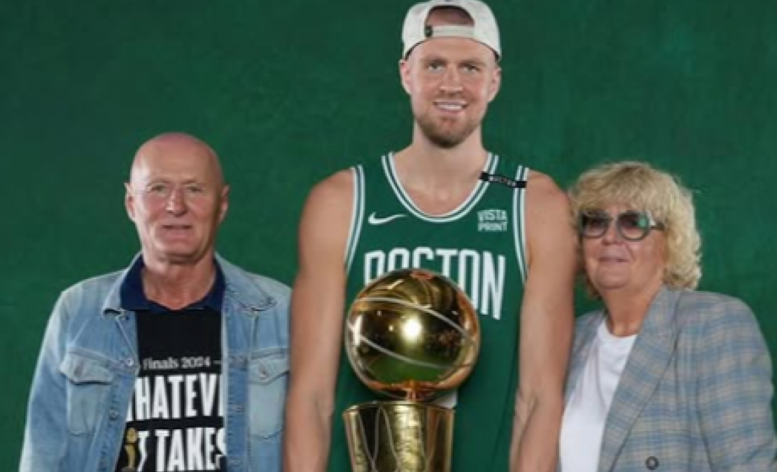 Kristaps Porziņģis kopā ar vecākiem Tāli un Ingrīdu.