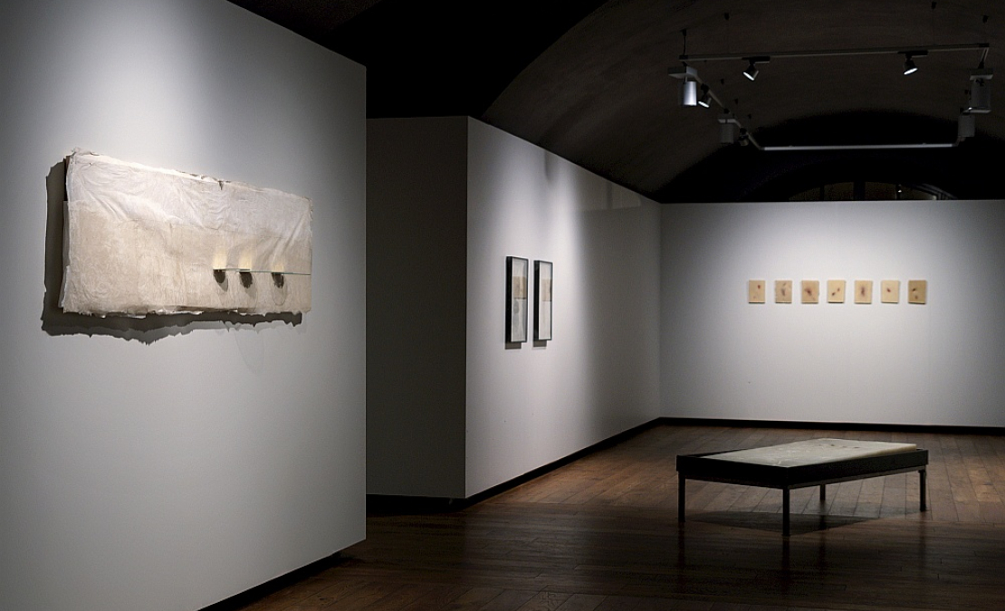 Estētiski Gregorio Botas izstāde balansē starp minimālismu un poētisku simbolismu.