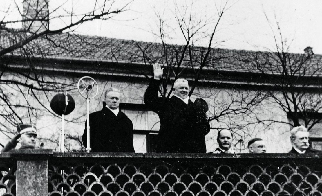 Valsts un Ministru prezidents Kārlis Ulmanis (centrā) un kara ministrs ģenerālis Jānis Balodis pie Rīgas pils 1936. gada aprīlī.