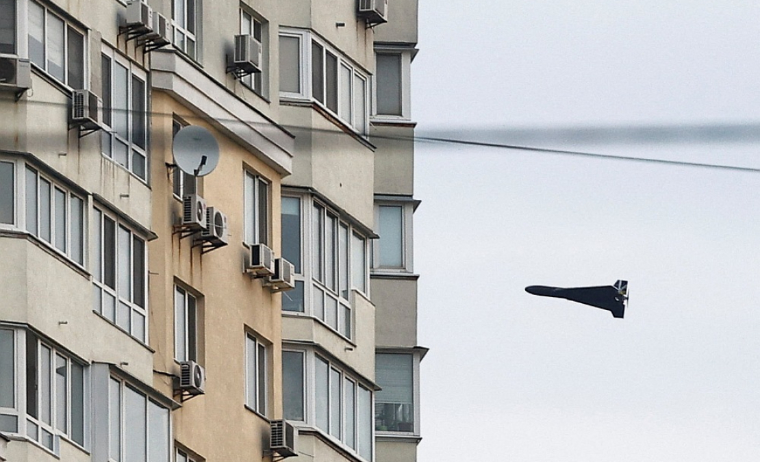 Krievijas drona "Geran 2" lidojums Kijivā, kas iemūžināts ceturtdien.