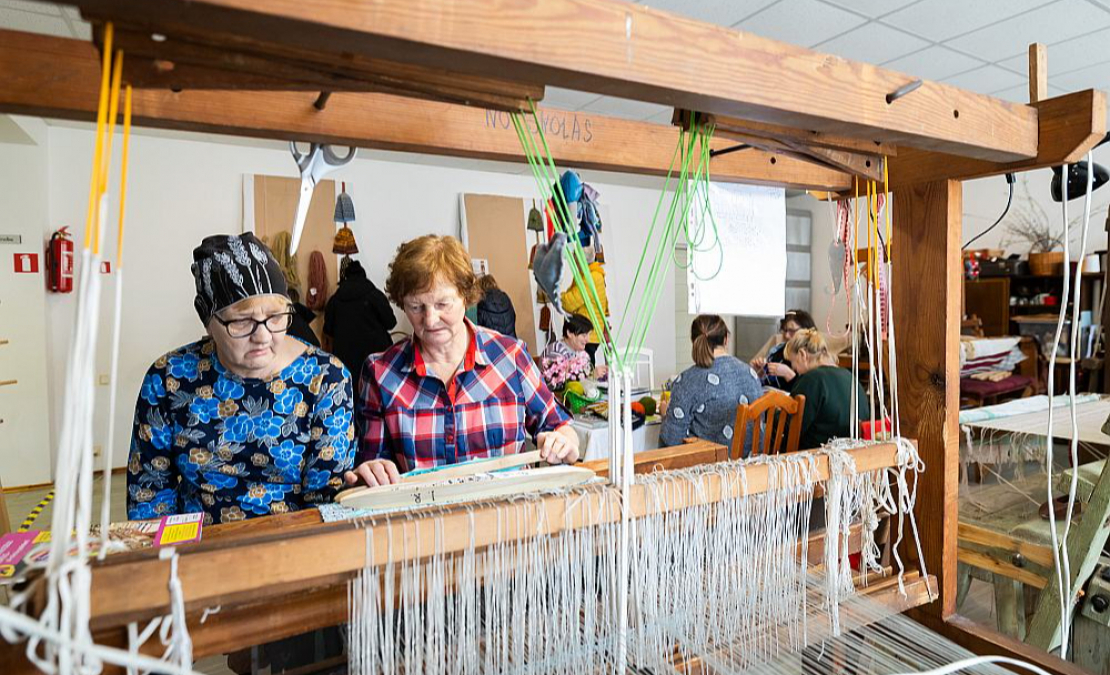 Ikgadējais pasākums "Satiec savu meistaru" allaž ir kupli apmeklēts, jo daudzi ar amatniecību ikdienā nesaistīti cilvēki vēlas pamēģināt senos arodus. Liela interese ir par aušanu, tāpēc dažkārt pie vienām stellēm vienlaikus darbojas vairākas mācekles.