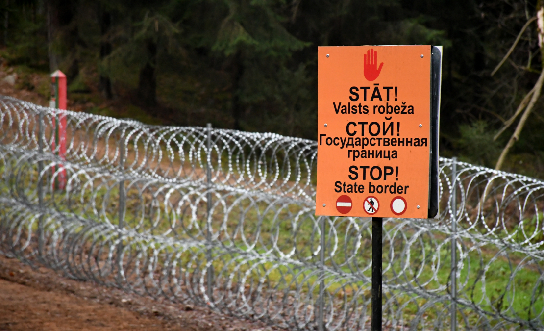 Dzeloņstiepļu žogs uz Latvijas—Baltkrievijas robežas.