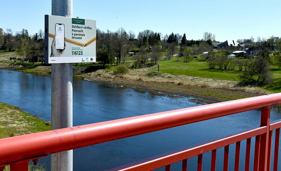 Ārvalstīs tā dēvētie pašnāvnieku tilti vai skatu kraujas nodrošināti ar aizsargbarjerām, plastikātu, drāšu žogu, tērauda margām vai drošības tīkliem. Tam pamatā ir novērojums, ka lēciens no tilta ir impulsīvāks pašnāvības veids nekā citi. Bauskas novadā uz tilta izvietotas īpašas aicinājuma zīmes ar krīzes tālruņu norādēm. Saņemt psihoemocionālu palīdzību krīzes situācijā var, zvanot pa tālruni 116123 (pieaugušajiem) un 116111 (bērniem un pusaudžiem). "Skalbes" krīzes tālruņi: 67222922 vai 27722292.
