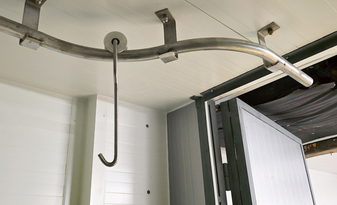 Dzesētavas griestos ir iestrādāti speciāli jaudīgi metāla stiprinājumi, pie kuriem ir pieskrūvētas apmēram septiņu centimetru diametra nerūsējošā tērauda caurules. Papildus ir izgatavoti jaudīgi āķi ar tērauda skritulīšiem, kas brīvi un bez aiztures ripo pa šīm caurulēm. 