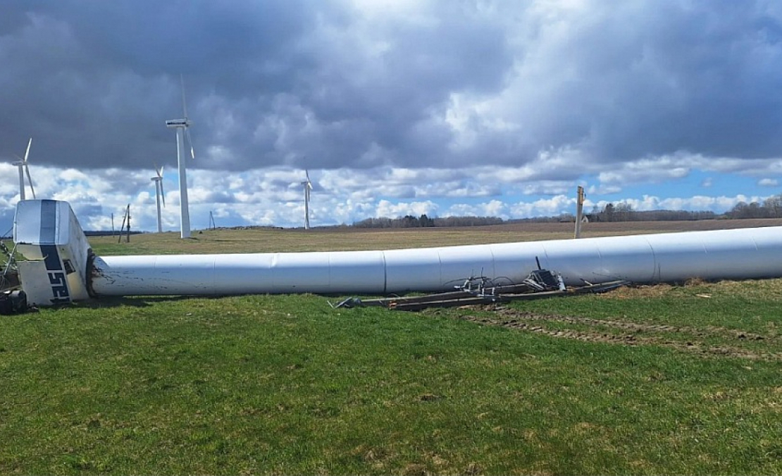 Turbīnas Bunkas pagastā uzstādītas pirms aptuveni 15 gadiem, vienai no tām nav izturējis balsts, un tā nogāzās.
