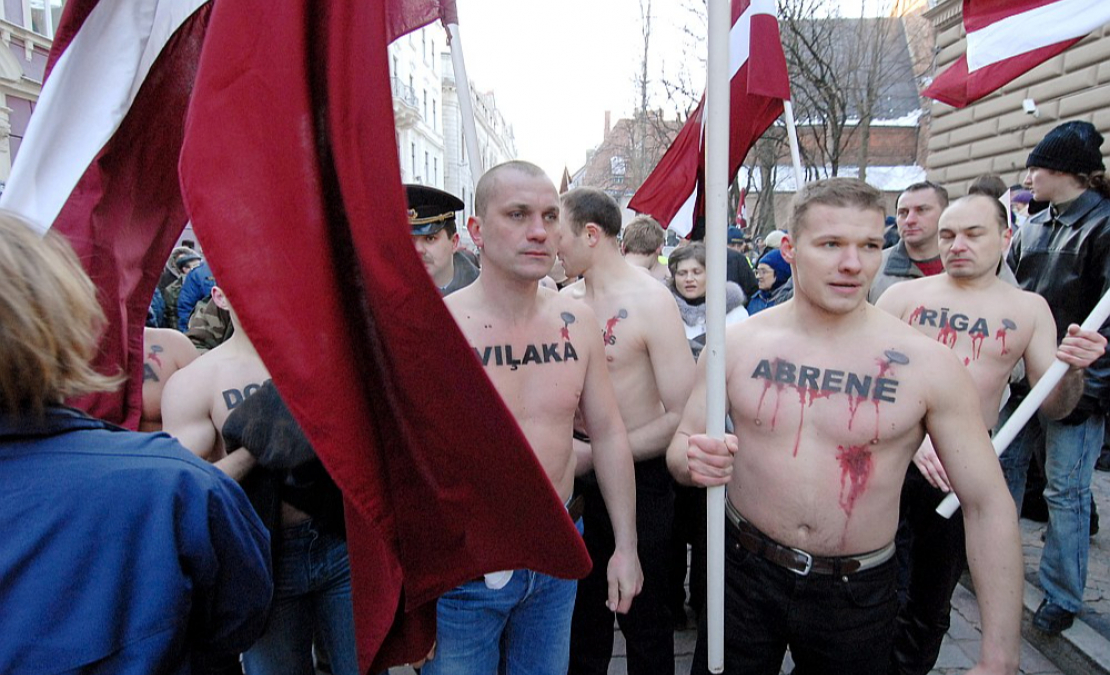 "Visu Latvijai!" jauniešu pikets pie Saeimas 2007. gada 8. februārī Raivja Dzintara vadībā. Puiši pusstundu stāvēja mīnuss 17 grādu salā un protestēja pret Abrenes atdošanu Krievijai.