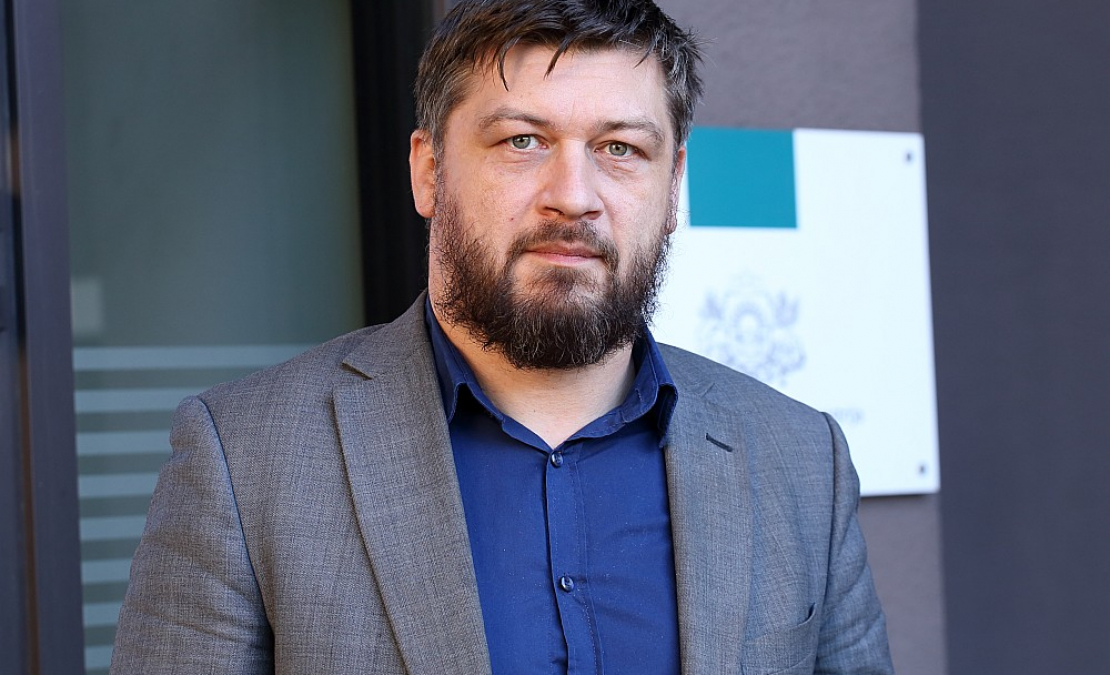 Gunārs Valdmanis, Klimata un enerģētikas ministrijas Enerģijas tirgus departamenta direktors priekšsēdētājs: "Nav iespējams pilnībā izslēgt to, ka inženierbūves, tostarp arī vēja ģeneratori, kuri nav principiāli atšķirīgi no citām būvēm, var ciest dabas stihijās, tāpēc būtiski, lai ikviens ar dabas apstākļiem saistīts negadījums tiktu izvērtēts un atziņas ņemtas vērā būvniecības praksē."
