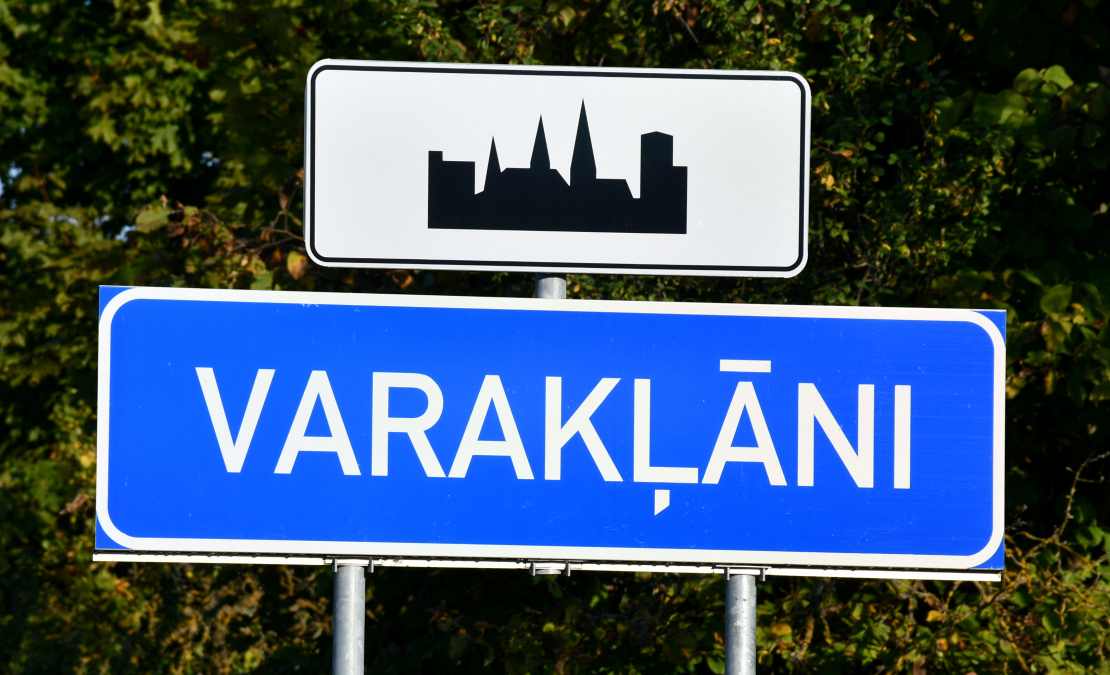 Vietas norādes ceļa zīme —Varakļāni.