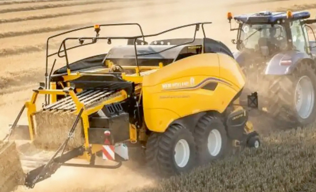 'New Holland BigBaler Plus' agregāts.