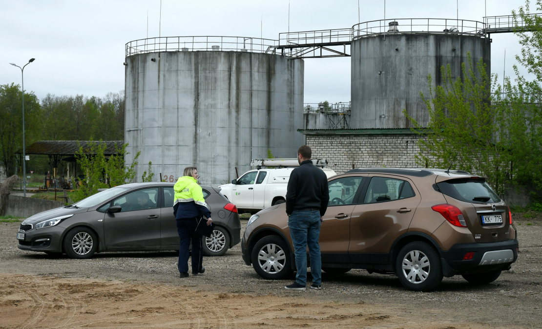 Operatīvo dienestu automašīnas netālu no naftas produktu uzglabāšanas objekta Komunālajā ielā Rēzeknē, kur nokritis drons.