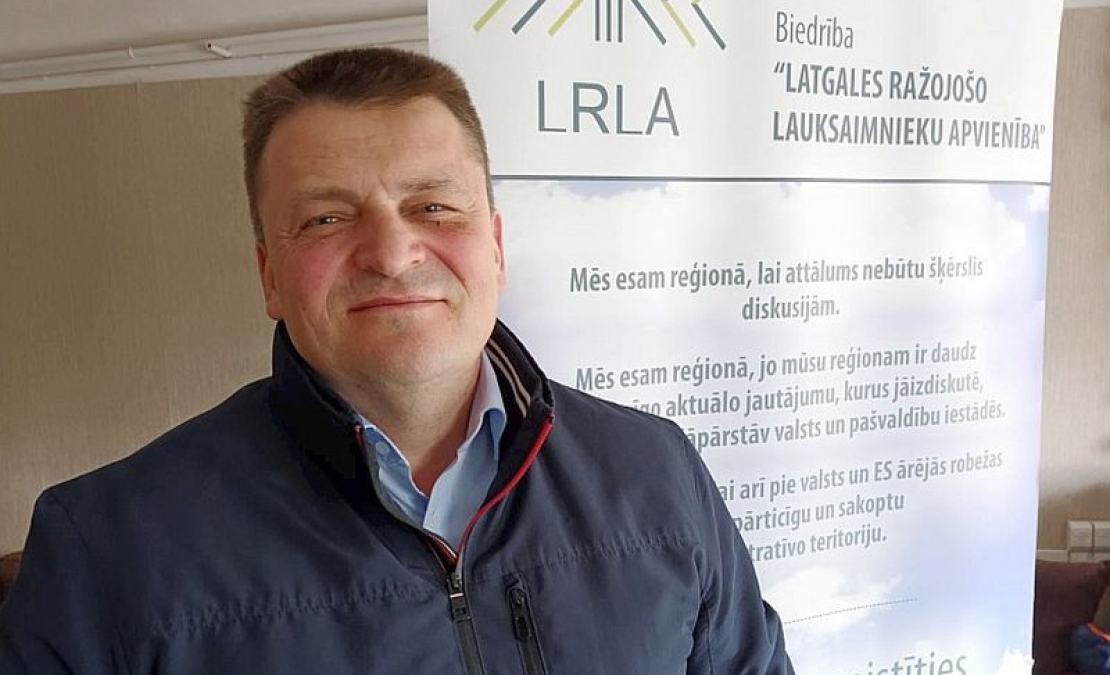 "Pēc liniem labāk aug arī kvieši. Līdz ar to eļļas lini būtu vēl viens kultūraugs, kas integrēts saimnieciskajā darbībā. Arī loģistikas izmaksas Latgalei ar šo kultūru ir krietni pievilcīgākas nekā, piemēram, kviešiem," pieredzē dalās Aivars Bernāns, biedrības "Latgales ražojošo lauksaimnieku apvienība" valdes priekšsēdētājs un zemnieku saimniecības "Zelmeņi" īpašnieks.