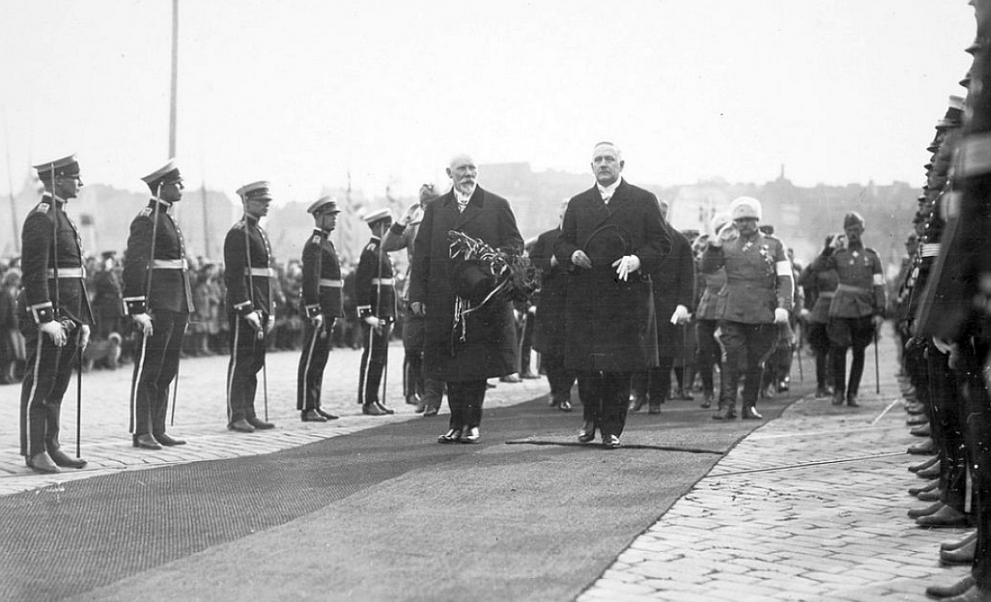 J. Čakste un L. K. Rēlanders pieņem godasardzi Helsinkos.