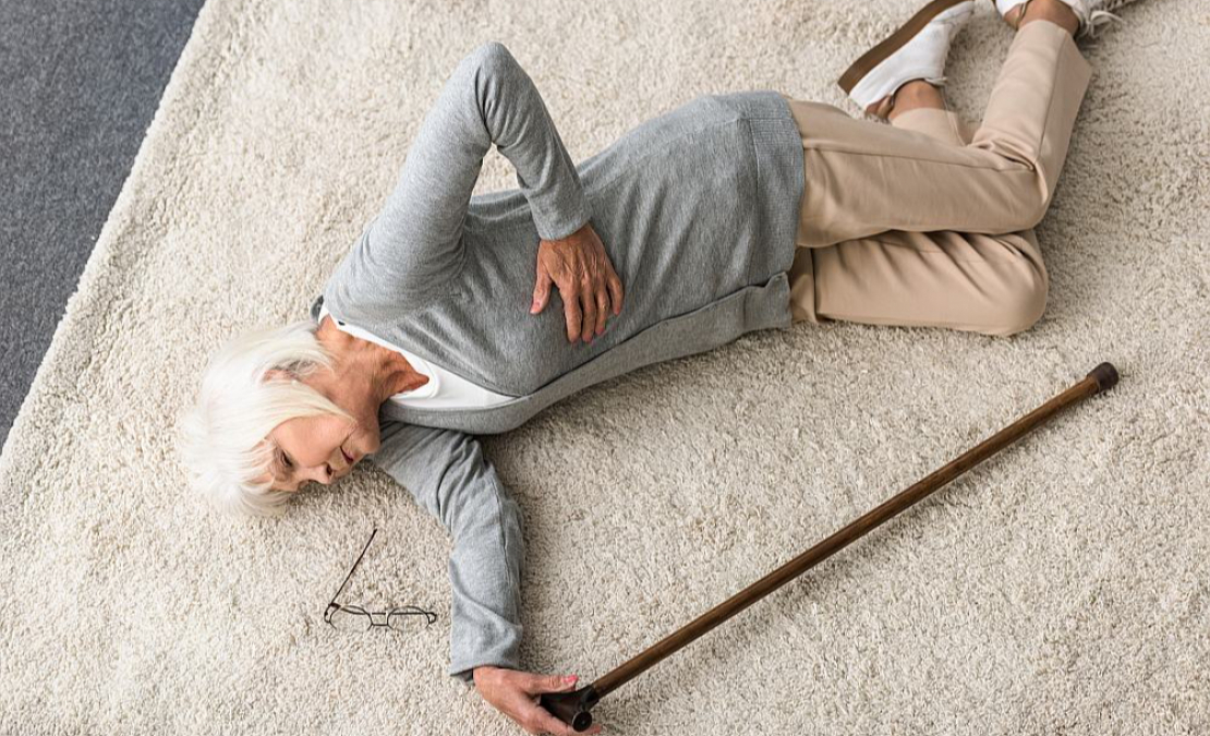 Osteoporozes gadījumā īpaši jāsargās no kritiena un gūžas kaula lūzuma.