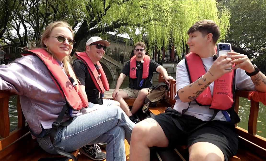 “Četri uz koferiem” Ķīnas senatnīgajā Tongli pilsētā. “Četri uz koferiem” Ķīnas senatnīgajā Tongli pilsētā.