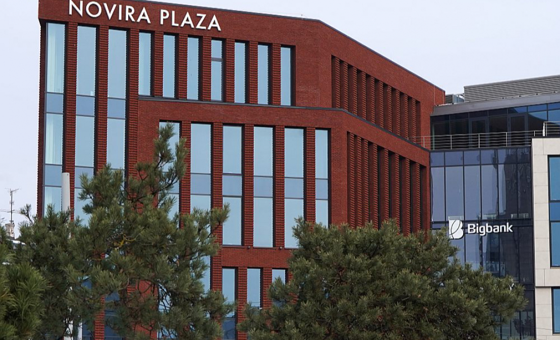 Uzbūvēt Rīgā jaunu biroju centru, lielveikalu vai ražotni kļūst arvien dārgāks prieks, jo apbūvei piemēroto zemes gabalu vērtība pat astoņas reizes pārsniedz komerczemes platību cenu Rīgai tuvajos rajonos. Toties Rīgas priekšrocība ir liels maksātspējīgu klientu daudzums, tādēļ pat zemes cenu pieaugums attīstību neapturēs. Attēlā – viens no jaunākajiem Rīgas biroju centriem "Novira Plaza". Uzbūvēt Rīgā jaunu biroju centru, lielveikalu vai ražotni kļūst arvien dārgāks prieks, jo apbūvei piemēroto zemes gabalu vērtība pat astoņas reizes pārsniedz komerczemes platību cenu Rīgai tuvajos rajonos. Toties Rīgas priekšrocība ir liels maksātspējīgu klientu daudzums, tādēļ pat zemes cenu pieaugums attīstību neapturēs. Attēlā – viens no jaunākajiem Rīgas biroju centriem "Novira Plaza".
