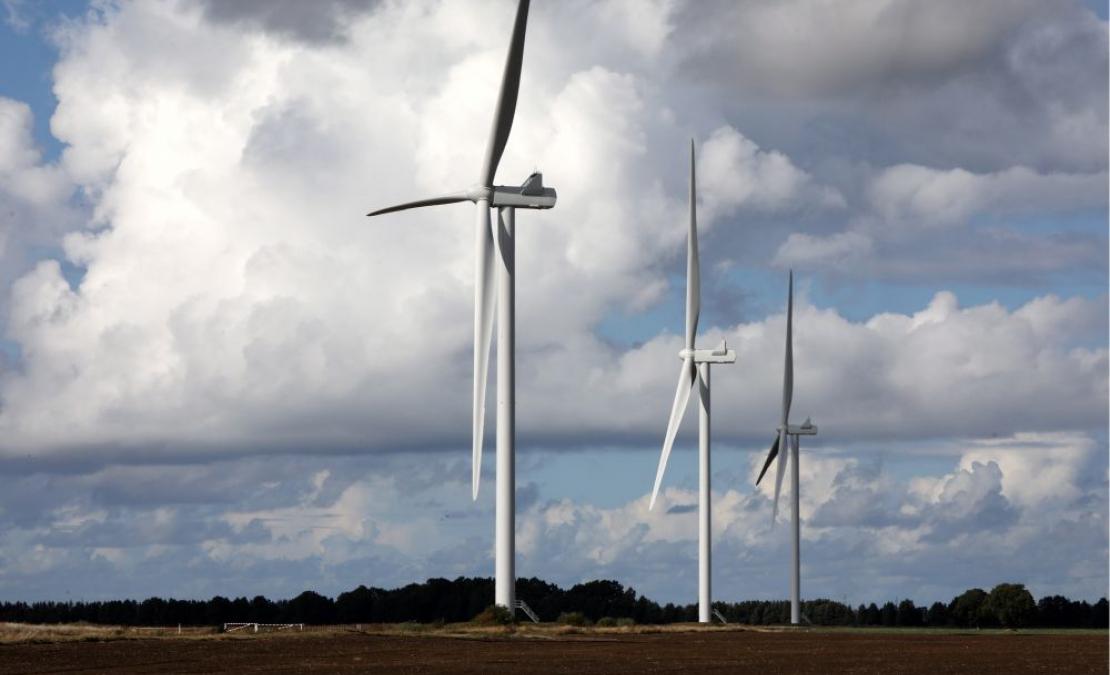 Lai strikti noteiktu kārtību, kādā vēja turbīnas un citas elektroenerģijas ražošanas iekārtas vai elektroenerģijas krātuves nojaucamas, Ministru kabinets tikko apstiprinājis grozījumus Elektroenerģijas tirgus likumā. Tie gan vēl jāskata Saeimai.