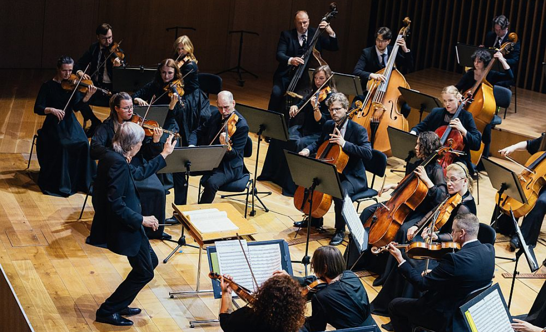 Skats no Valsts kamerorķestra "Sinfonietta Rīga" 40. jubilejas sezonas noslēguma koncerta Ventspils koncertzālē "Latvija". Pie diriģenta pults – Normunds Šnē. Skats no Valsts kamerorķestra "Sinfonietta Rīga" 40. jubilejas sezonas noslēguma koncerta Ventspils koncertzālē "Latvija". Pie diriģenta pults – Normunds Šnē.