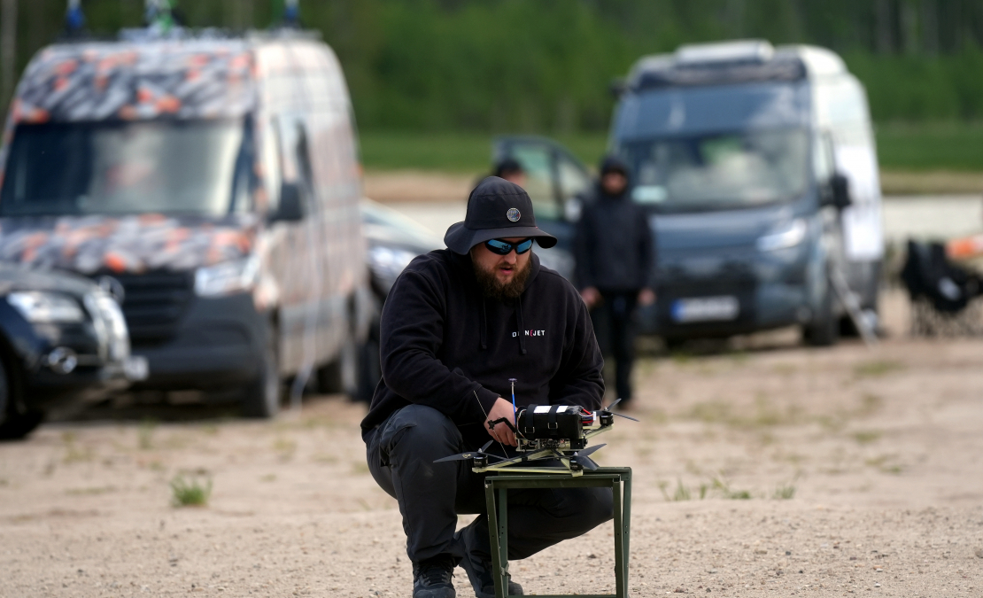 Militārajā poligonā "Sēlija" tiek prezentētas modernākās dronu un pretdronu tehnoloģijas.