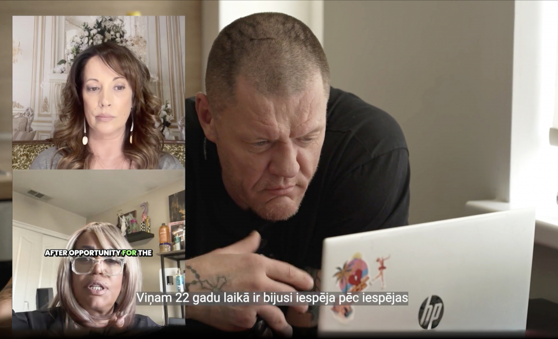 Kaspars Kambala vēro bijušo sievu videozvanu.