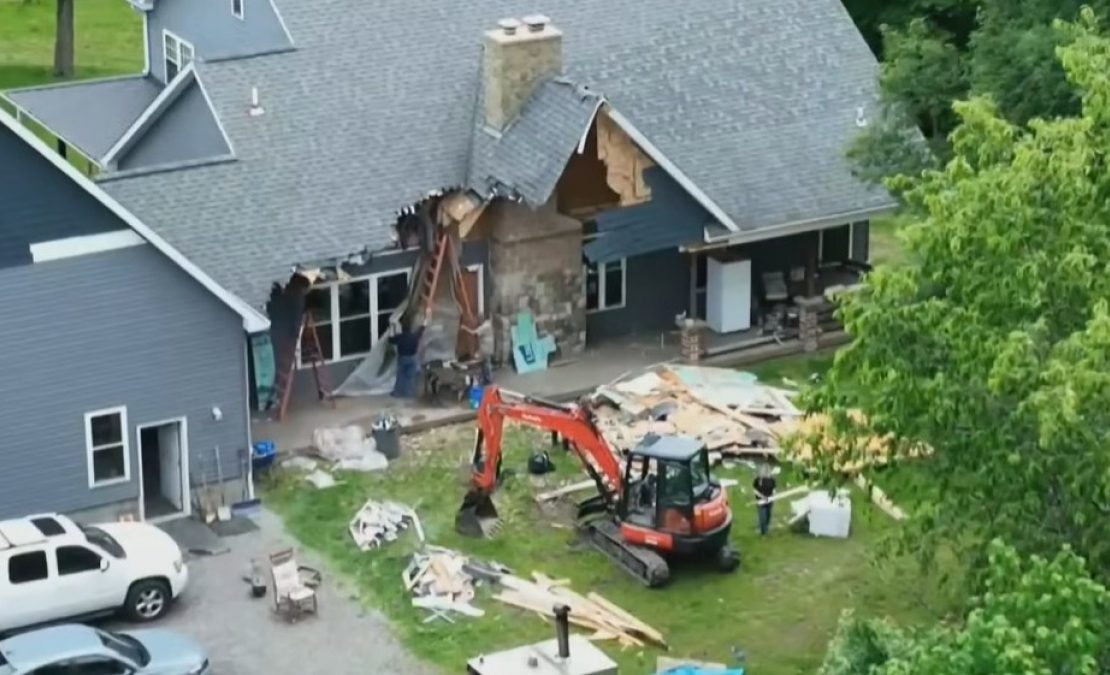 Māja, kuru sāka demolēt brīdī, kad tur atradās cilvēki. Māja, kuru sāka demolēt brīdī, kad tur atradās cilvēki.