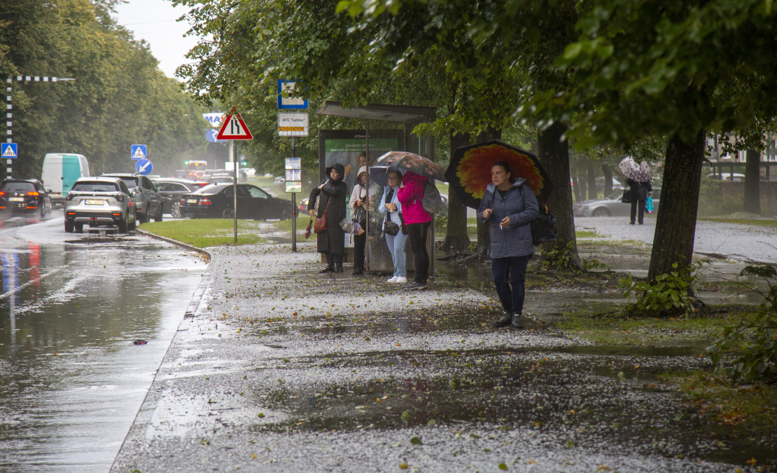 Cilvēki autobusa pieturā negaisa laikā Rīgā. Cilvēki autobusa pieturā negaisa laikā Rīgā.