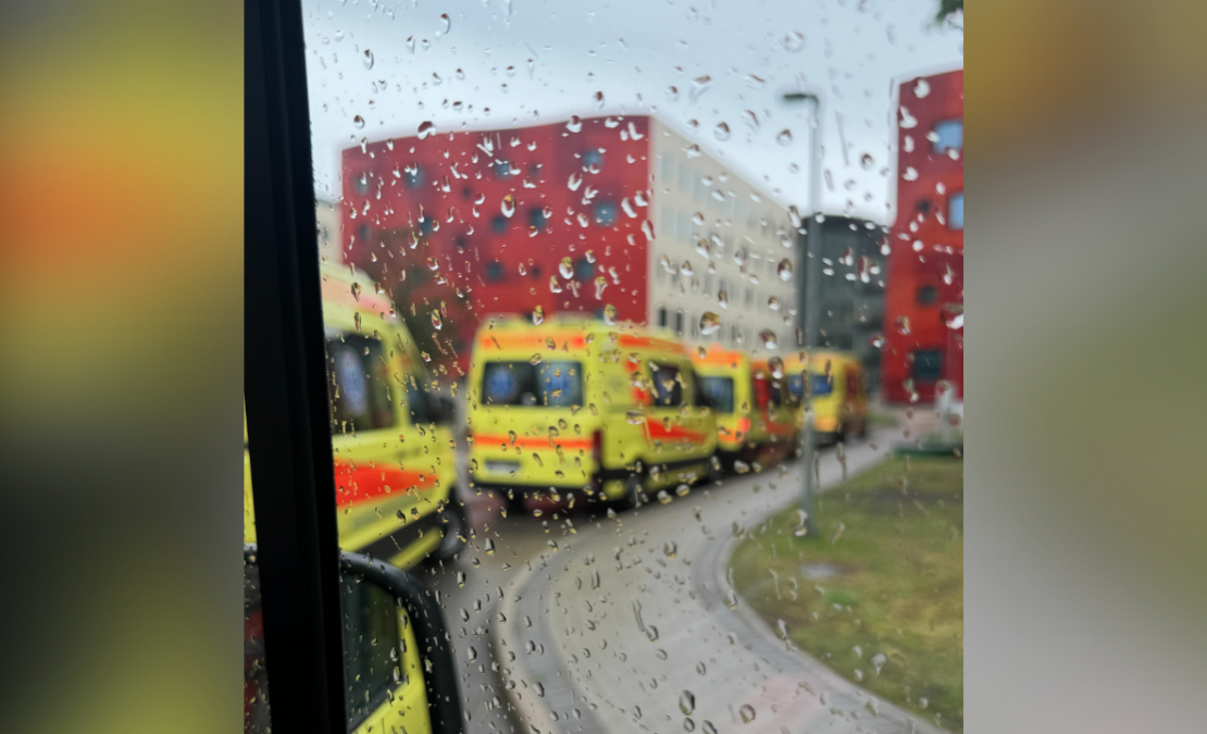 NMPD automašīnu rinda pie PSKUS. NMPD automašīnu rinda pie PSKUS.