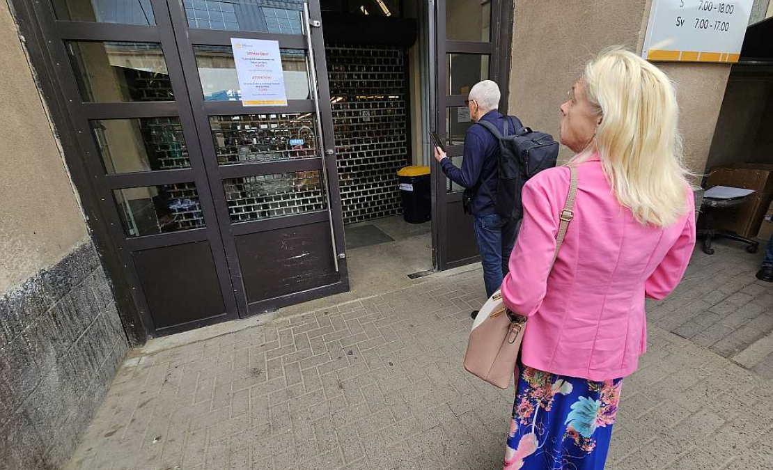 Šodien Centrāltirgus gaļas paviljona ieejai priekšā restes, taču daudzi pircēji par to nav informēti un cenšas paviljonā iekļūt kā ierasts. Pēkšņais lēmums pārtraukt gaļas tirdzniecību, neierādot tirgotājiem citas tirdzniecības vietas, viņiem ir jaunums. Šodien Centrāltirgus gaļas paviljona ieejai priekšā restes, taču daudzi pircēji par to nav informēti un cenšas paviljonā iekļūt kā ierasts. Pēkšņais lēmums pārtraukt gaļas tirdzniecību, neierādot tirgotājiem citas tirdzniecības vietas, viņiem ir jaunums.