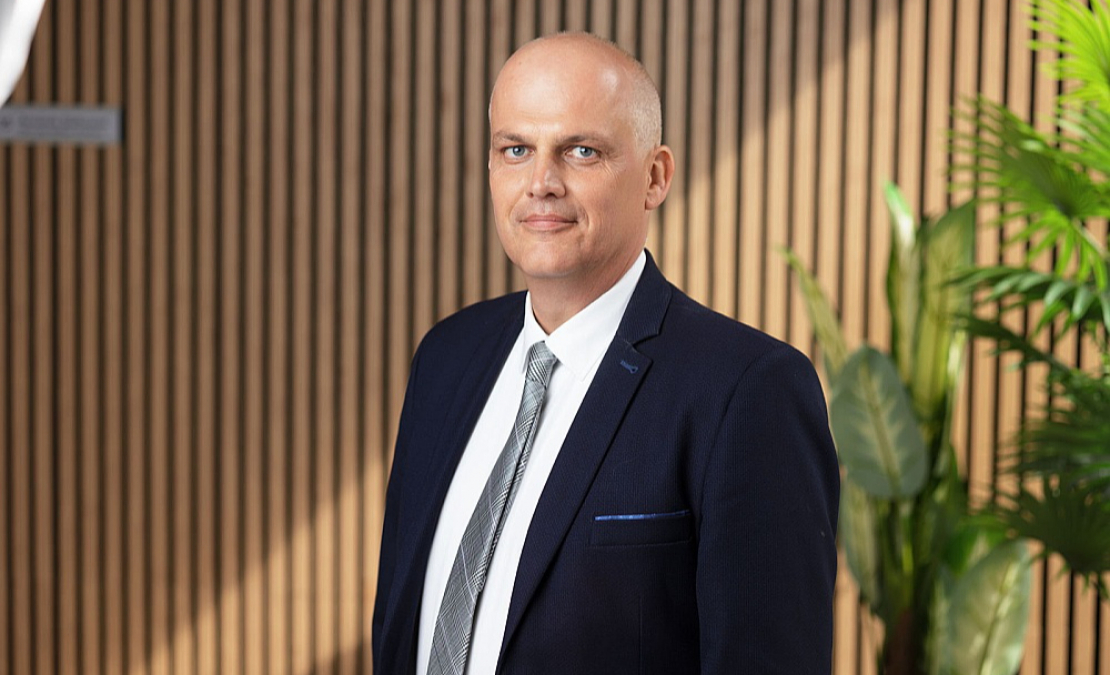 Jurģis Vinniņš, AS "Sadales tīkls" (ST) Stratēģisko klientu vadītājs: "Līdz šim sistēmas operators atsevišķi uzskaitījis un analizējis neplānotos elektroenerģijas piegādes pārtraukumus ar ilgumu virs 24 stundām. Šogad tādi bijuši 40 objektos."