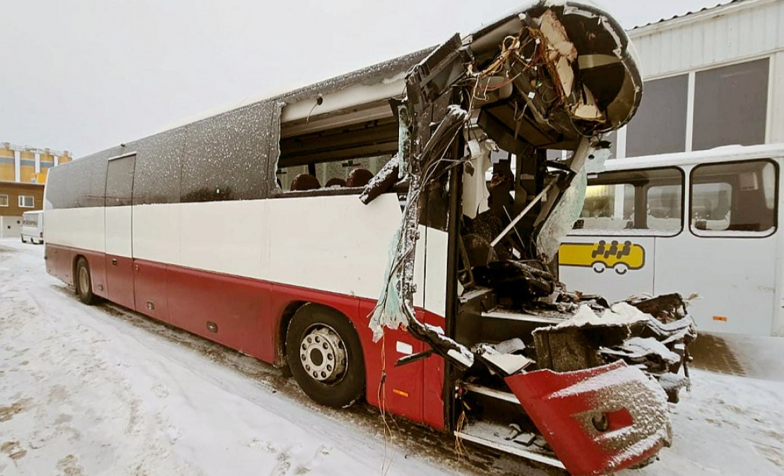 Avārijā sadragātais autobuss. Avārijā sadragātais autobuss.
