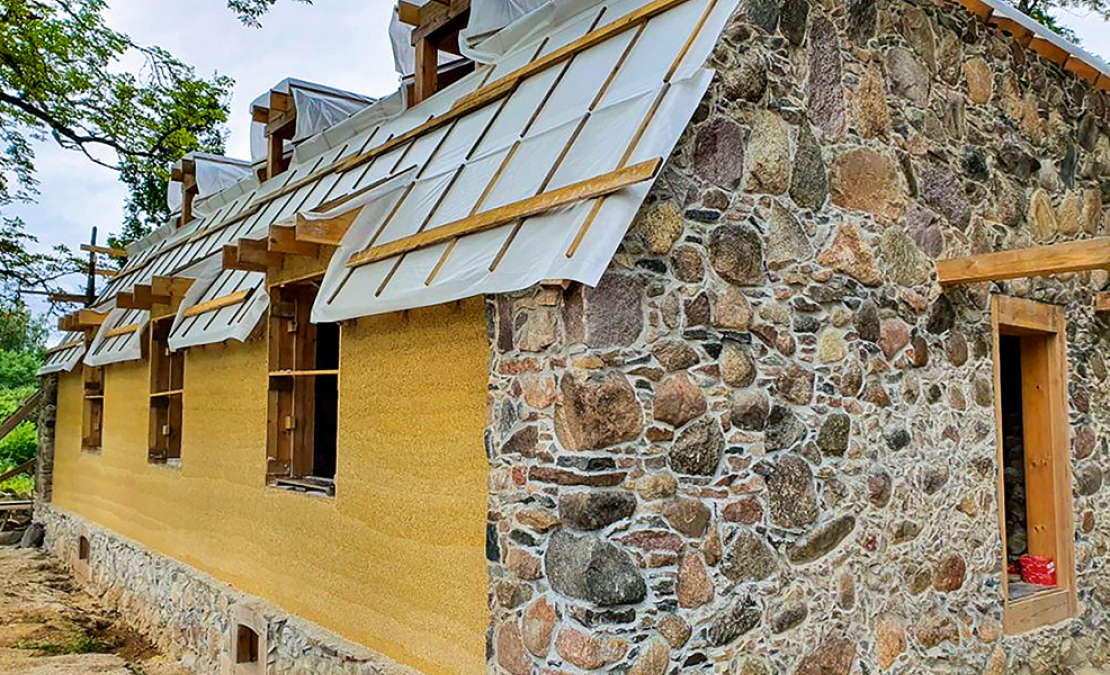 Kaņepju betons piemērots gan jaunu ēku celtniecībai, gan senu ēku pārbūvei un siltināšanai. Kaņepju betons piemērots gan jaunu ēku celtniecībai, gan senu ēku pārbūvei un siltināšanai.