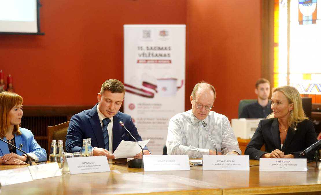 Centrālās vēlēšanu komisijas (CVK) priekšsēdētāja vietniece Iveta Blaua (no kreisās), CVK priekšsēdētājs Māris Zviedris, CVK sekretārs Ritvars Eglājs un CVK locekle Baiba Veisa piedalās pasākumā Saeimas namā, kur izlozē 15. Saeimas vēlēšanām reģistrēto deputātu kandidātu sarakstu numurus. Centrālās vēlēšanu komisijas (CVK) priekšsēdētāja vietniece Iveta Blaua (no kreisās), CVK priekšsēdētājs Māris Zviedris, CVK sekretārs Ritvars Eglājs un CVK locekle Baiba Veisa piedalās pasākumā Saeimas namā, kur izlozē 15. Saeimas vēlēšanām reģistrēto deputātu kandidātu sarakstu numurus.