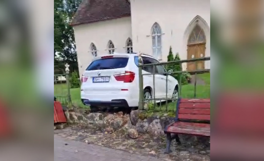 Smiltenē, Baznīcas laukumā BMW ietriecies sētā. Smiltenē, Baznīcas laukumā BMW ietriecies sētā.