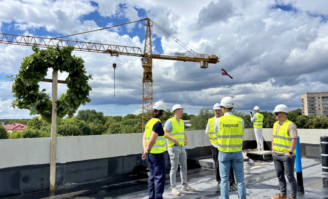 Spāru svētku norise mājokļu projektā "Zaļā Jugla" Juglas ezera krastā Rīgā.