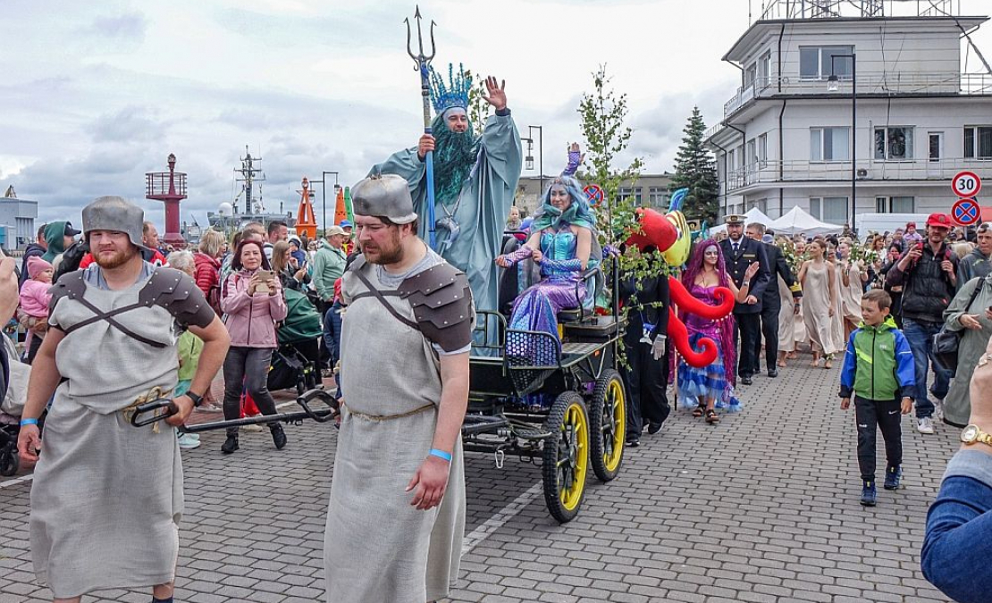 Jūras svētki Ventspilī nav iedomājami bez jūras valdnieka Neptūna ierašanās un svētku gājiena. Jūras svētki Ventspilī nav iedomājami bez jūras valdnieka Neptūna ierašanās un svētku gājiena.