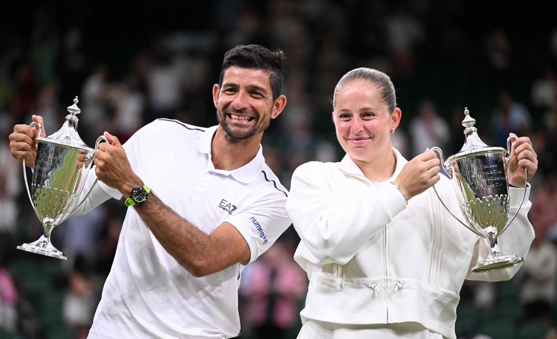 Latvijas tenisiste Aļona Ostapenko pārī ar salvadorieti Marselo Arevalo ceturtdien Londonā svinēja uzvaru Vimbldonas čempionāta jaukto dubultspēļu sacensību finālā. Latvijas tenisiste Aļona Ostapenko pārī ar salvadorieti Marselo Arevalo ceturtdien Londonā svinēja uzvaru Vimbldonas čempionāta jaukto dubultspēļu sacensību finālā.