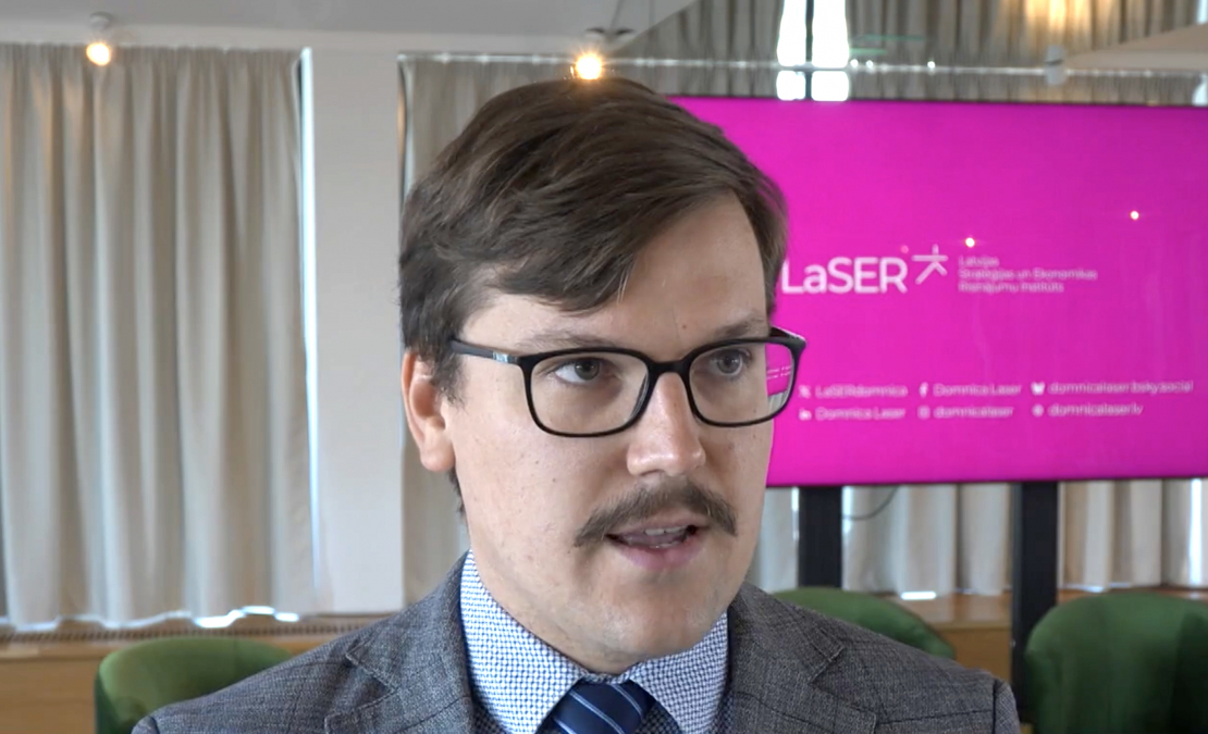 Domnīcas "LaSER" pētnieks Roberts Kits. Domnīcas "LaSER" pētnieks Roberts Kits.